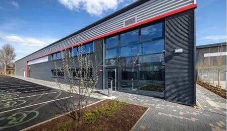 Stirling Rd, Slough to rent - Building Photo - Image 2 of 8