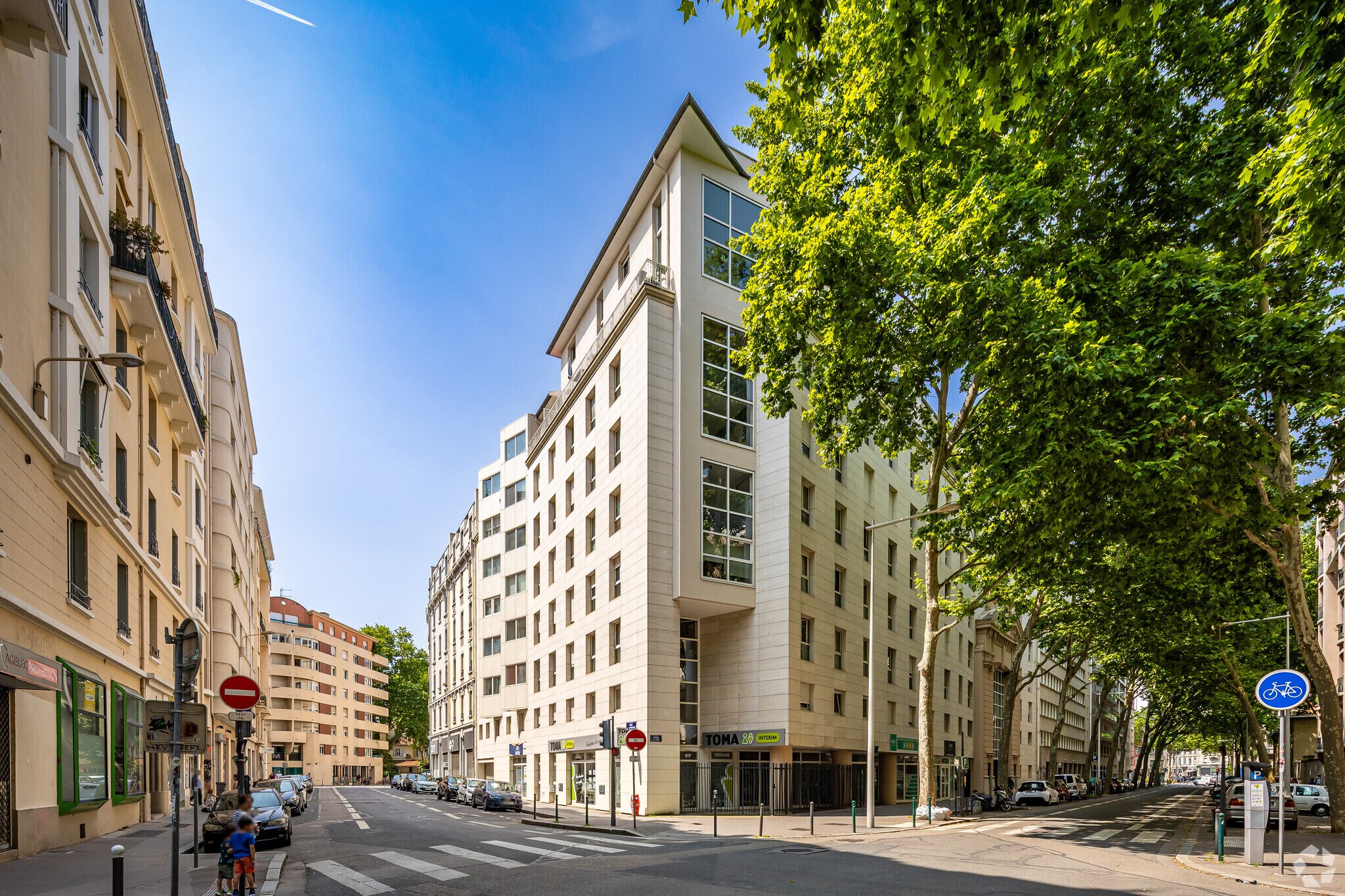 Retail in Lyon to rent Primary Photo- Image 1 of 8