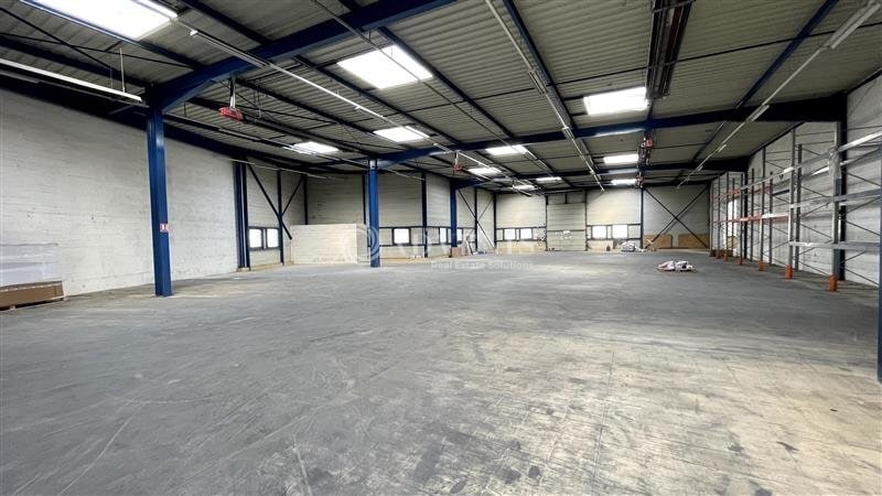Light Industrial in Chelles to rent - Interior Photo - Image 2 of 8
