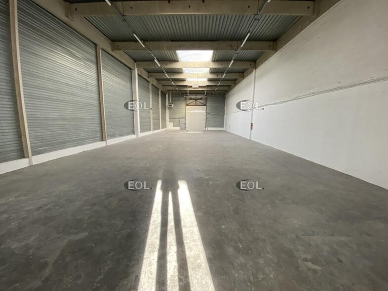 Light Industrial in Coignières to rent - Interior Photo - Image 2 of 9