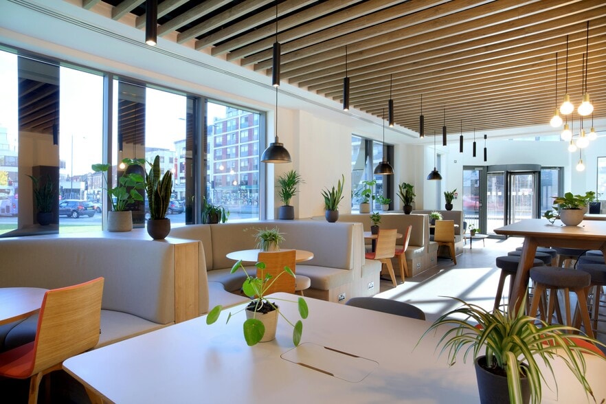 17-23 High St, Slough to rent - Interior Photo - Image 3 of 5