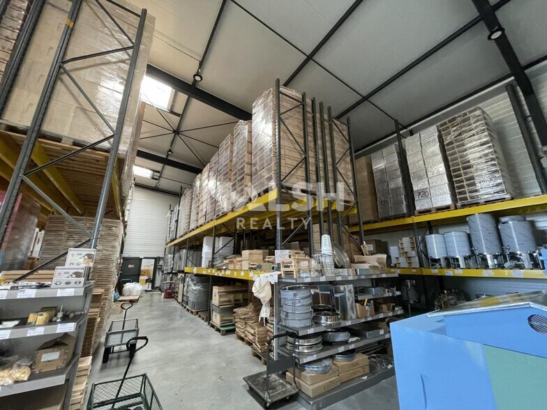 Light Industrial in Chasselay to rent - Building Photo - Image 2 of 6