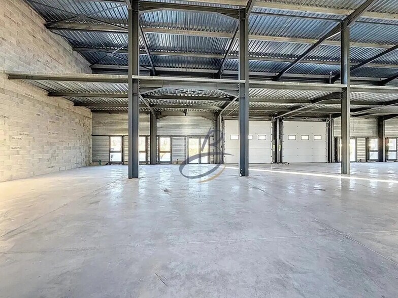Light Industrial in Bourgoin-Jallieu to rent - Interior Photo - Image 2 of 9