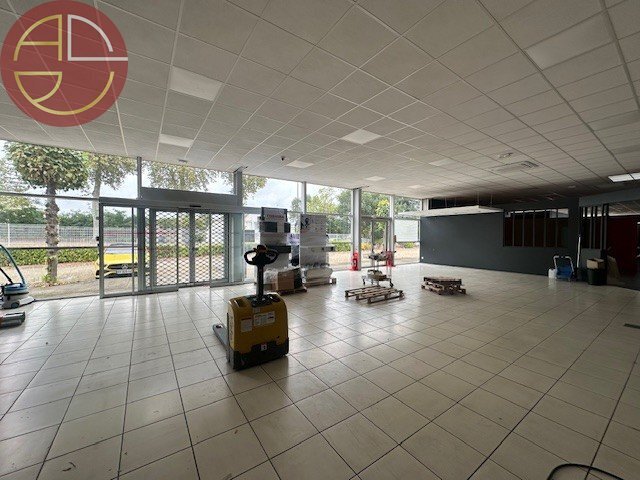 Retail in Toulouse to rent Interior Photo- Image 1 of 8