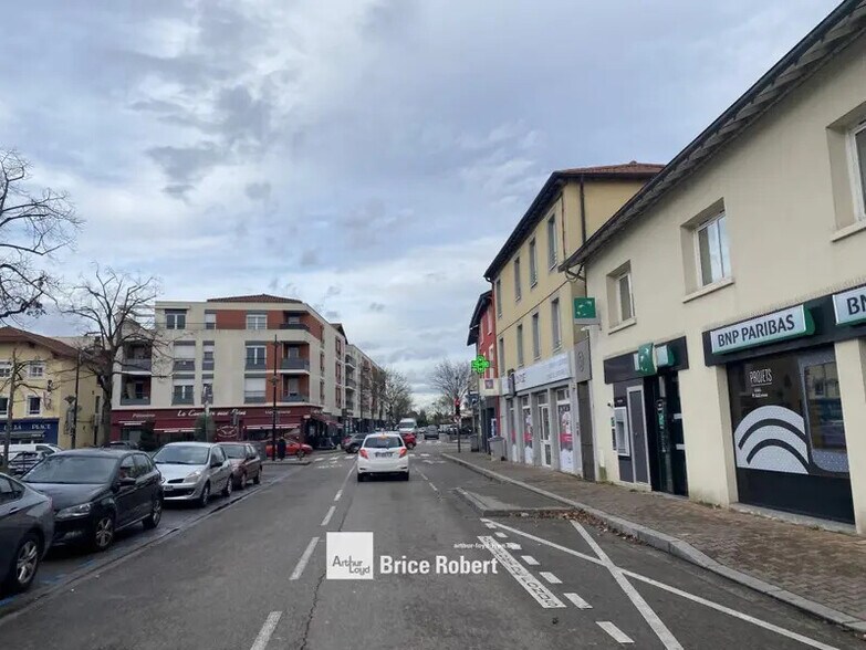 7 Place Jean Monnet, Meyzieu to rent - Building Photo - Image 2 of 8