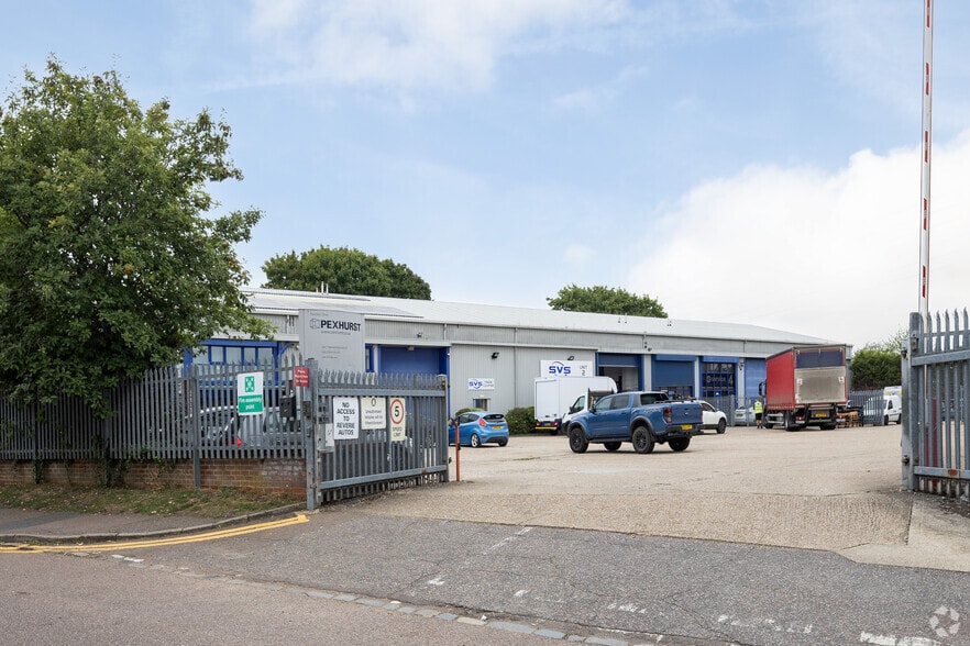 1B Travellers Close, North Mymms to rent - Primary Photo - Image 1 of 8