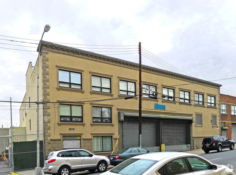 3818 33rd St, Long Island City, NY for rent - Building Photo - Image 2 of 4