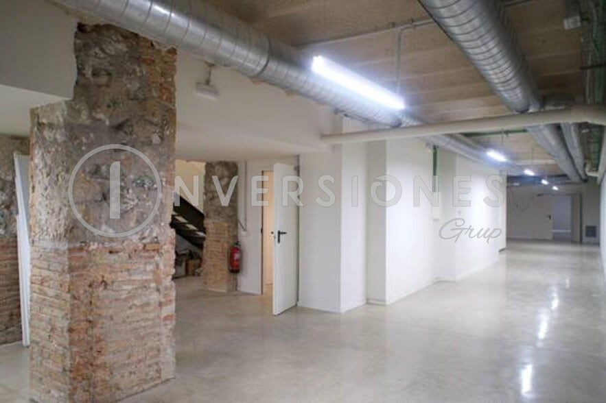 Office / Retail in Barcelona, Barcelona to rent - Building Photo - Image 2 of 4