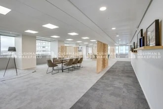 17 Place Des Reflets, Courbevoie to rent Interior Photo- Image 2 of 3