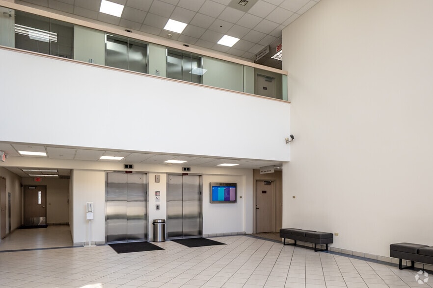 87 N Airlite St, Elgin, IL to rent - Lobby - Image 3 of 7