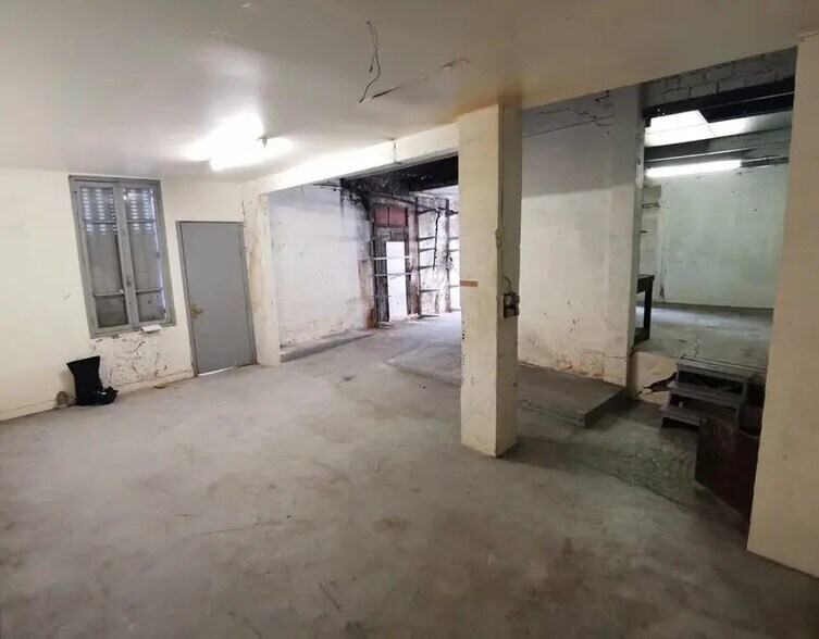 Industrial in Paris to rent - Building Photo - Image 1 of 6