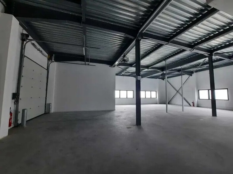 27 Chemin Des Peupliers, Dardilly to rent - Interior Photo - Image 2 of 7