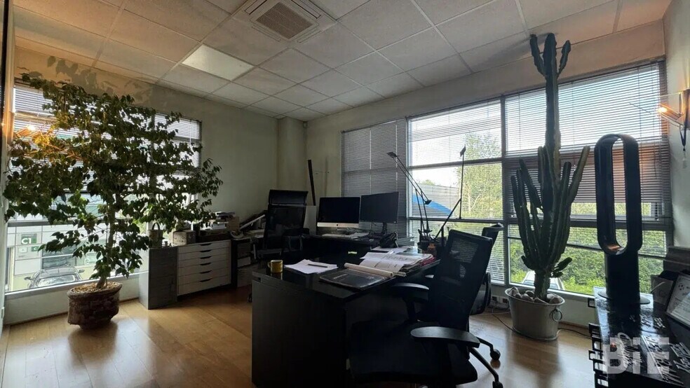 Office in Floirac to rent - Interior Photo - Image 2 of 5
