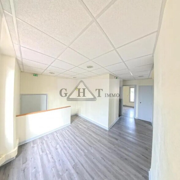 Office in Créteil to rent - Interior Photo - Image 2 of 6