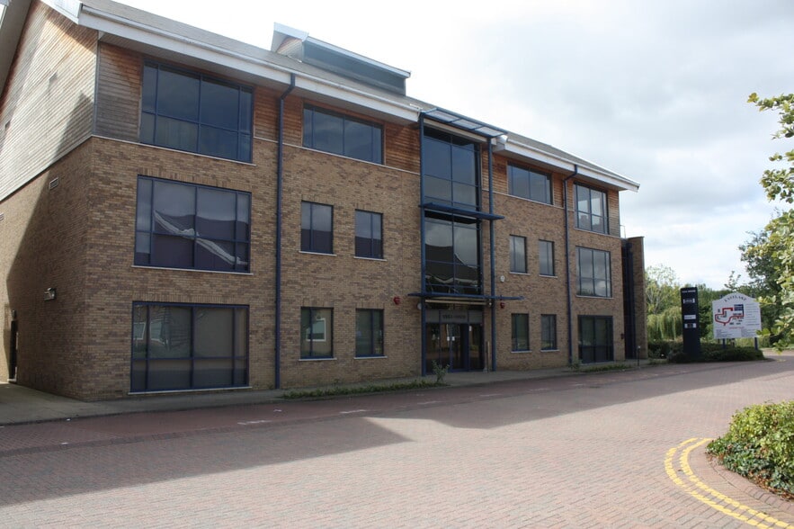 Opal Dr, Milton Keynes to rent - Building Photo - Image 2 of 11