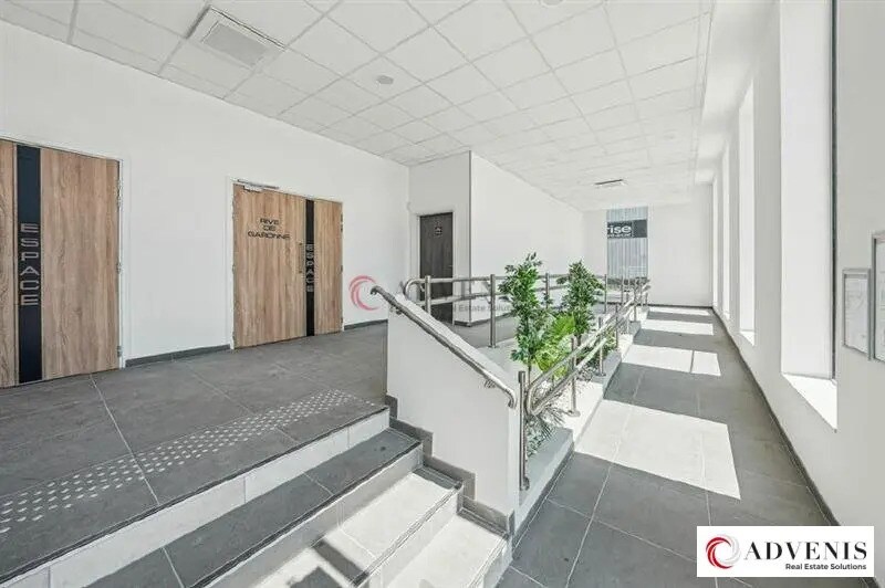 Office in Bordeaux to rent Lobby- Image 1 of 13