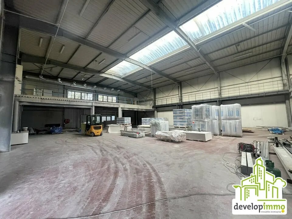 Location Entrepôt 935 m² - Photo 1