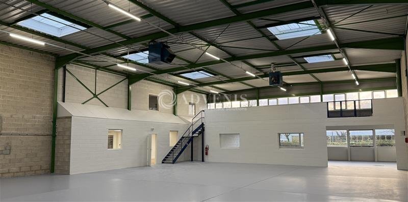 Light Industrial in Saint-Thibault-des-Vignes to rent Building Photo- Image 1 of 11