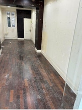 Retail in Paris to rent Interior Photo- Image 2 of 2