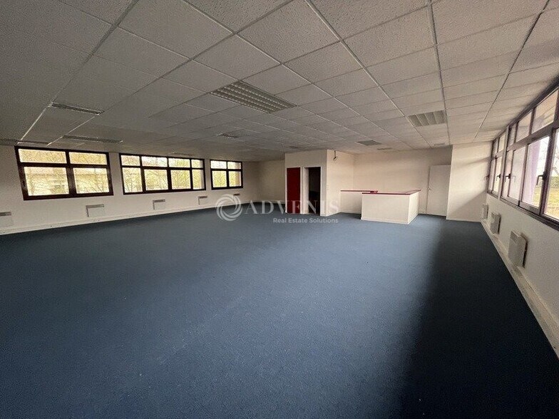 30 Avenue Robert Surcouf, Voisins-le-Bretonneux to rent - Interior Photo - Image 2 of 5