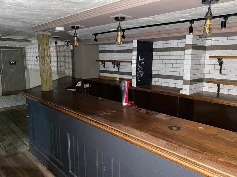 Portsmouth Rd, Esher for sale - Building Photo - Image 3 of 13