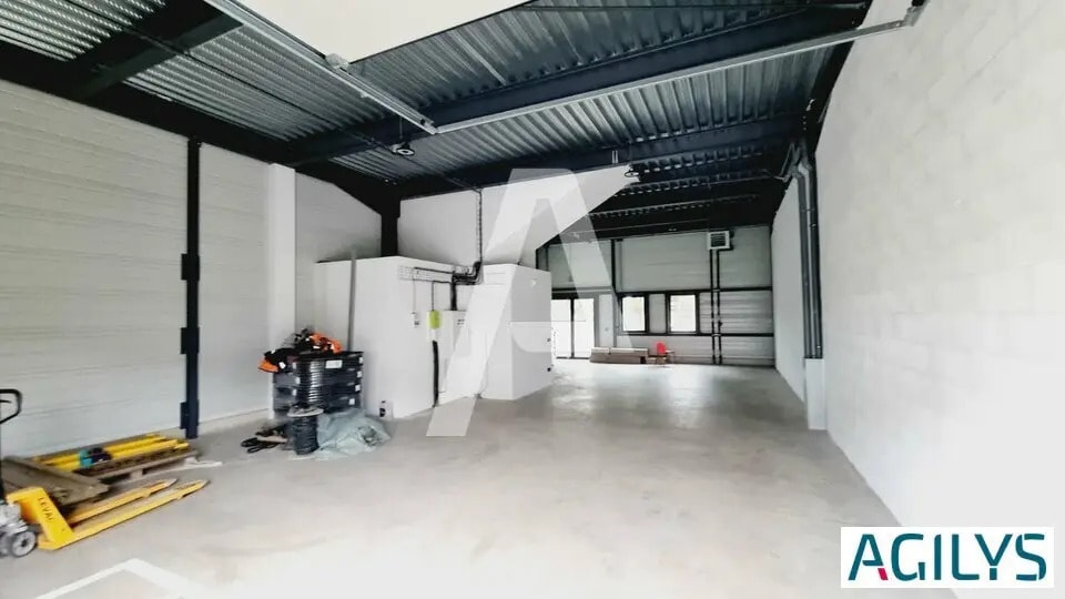 Light Industrial in Fresnes to rent Interior Photo- Image 1 of 7