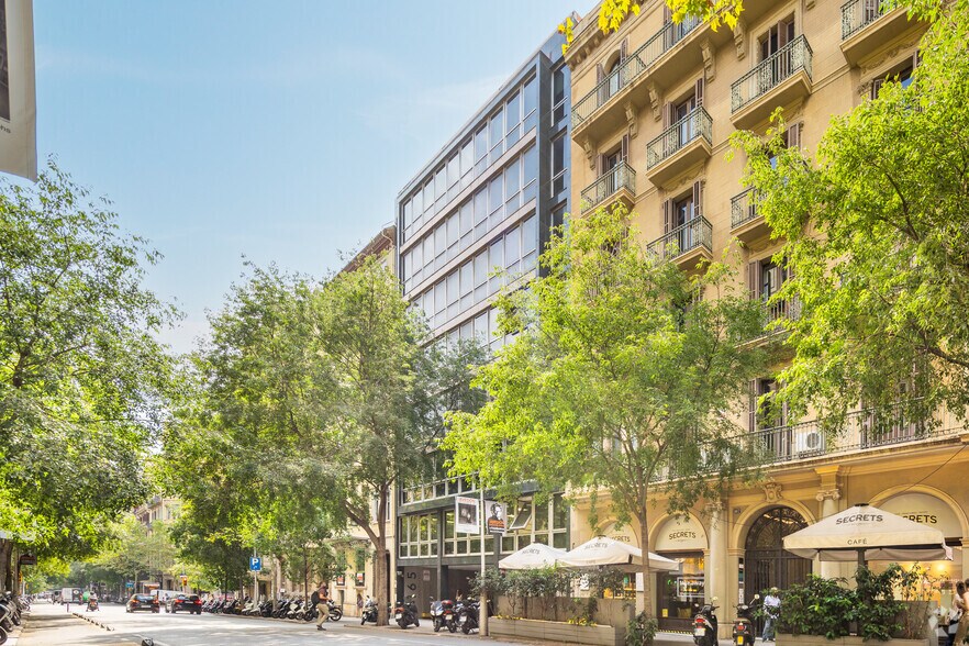 Office in Barcelona, Barcelona to rent - Building Photo - Image 2 of 7