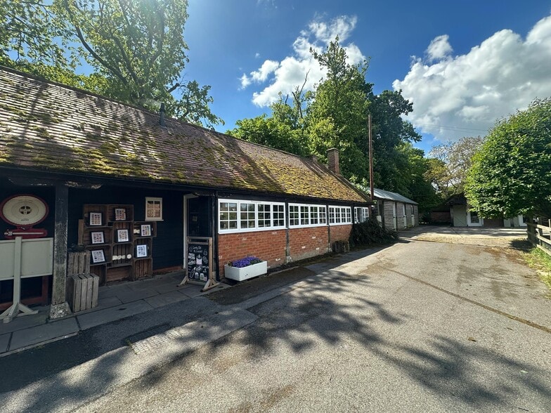 Thame Rd, Long Crendon to rent - Building Photo - Image 2 of 21