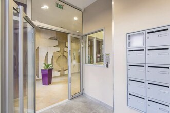 Rue De Paris, Montreuil to rent Building Photo- Image 2 of 8