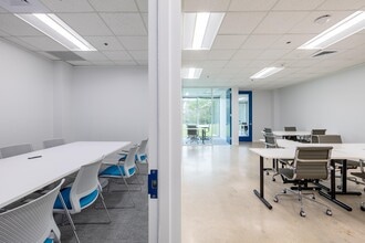 5000 Plaza On The Lake Dr, Austin, TX to rent Interior Photo- Image 1 of 5