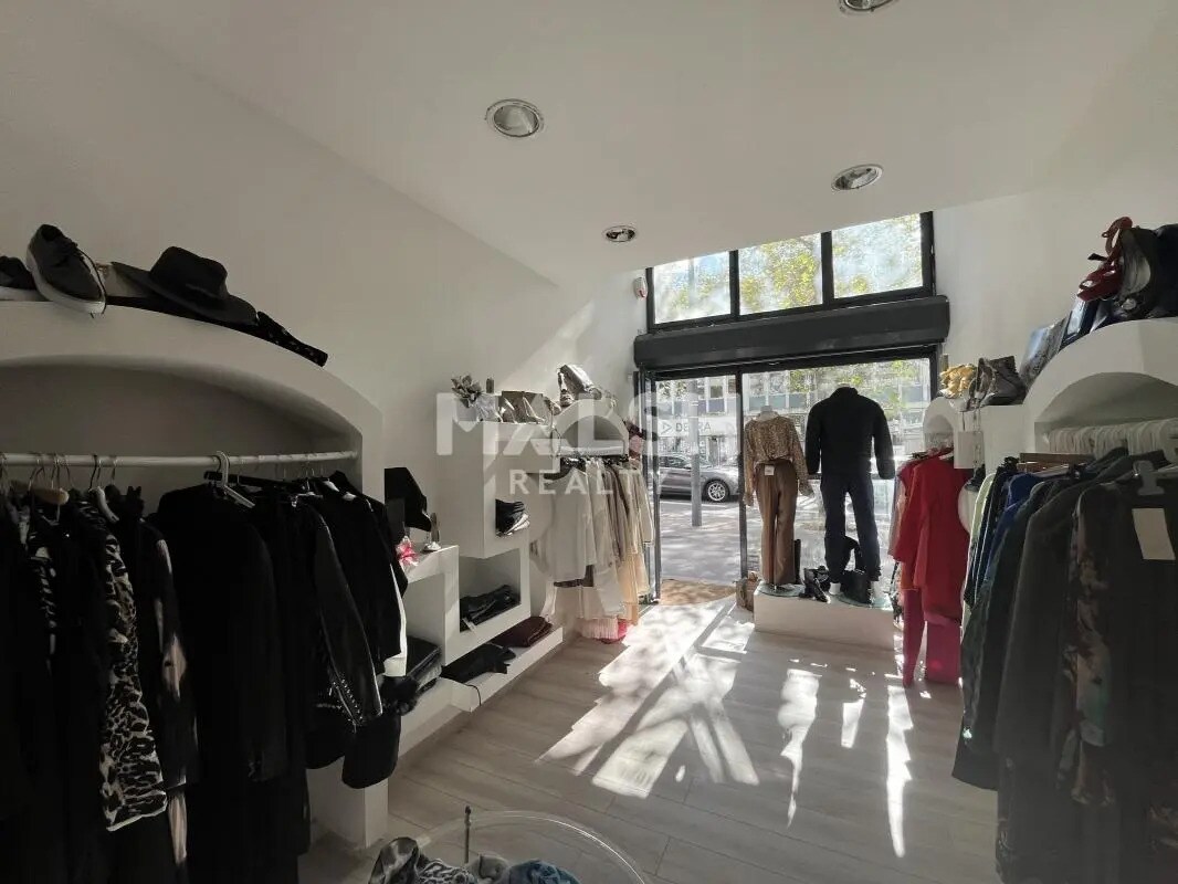 Retail in Lyon to rent Interior Photo- Image 1 of 5