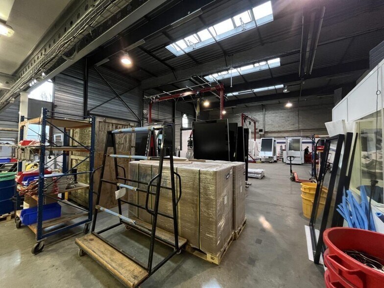Industrial in Élancourt to rent - Interior Photo - Image 2 of 24