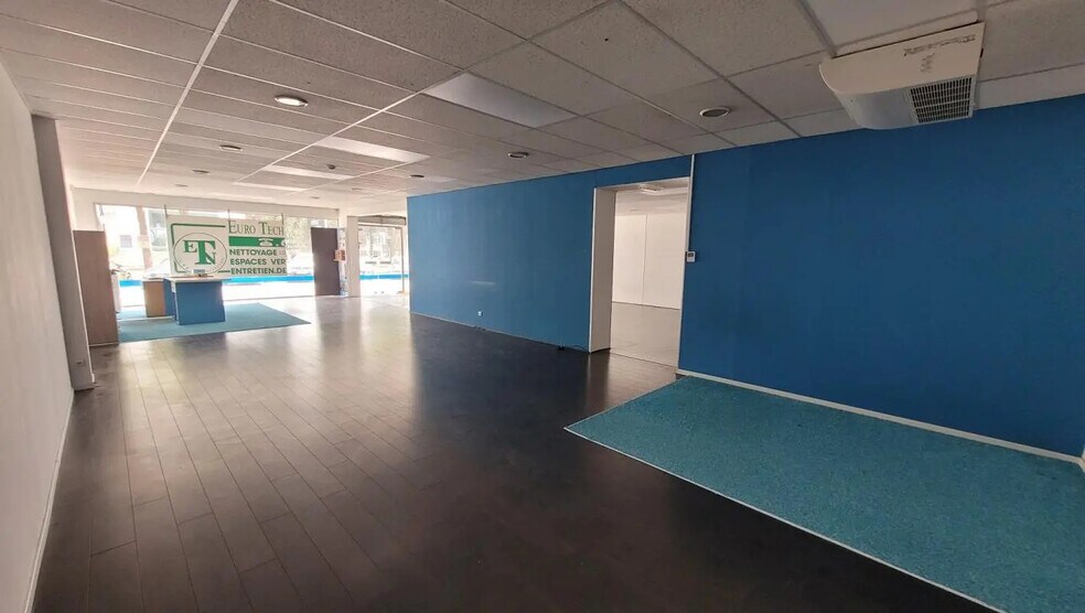 Retail in Lattes to rent - Interior Photo - Image 2 of 5