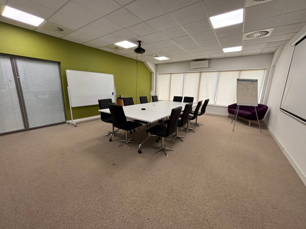 Hedge End, Southampton to rent Interior Photo- Image 1 of 17