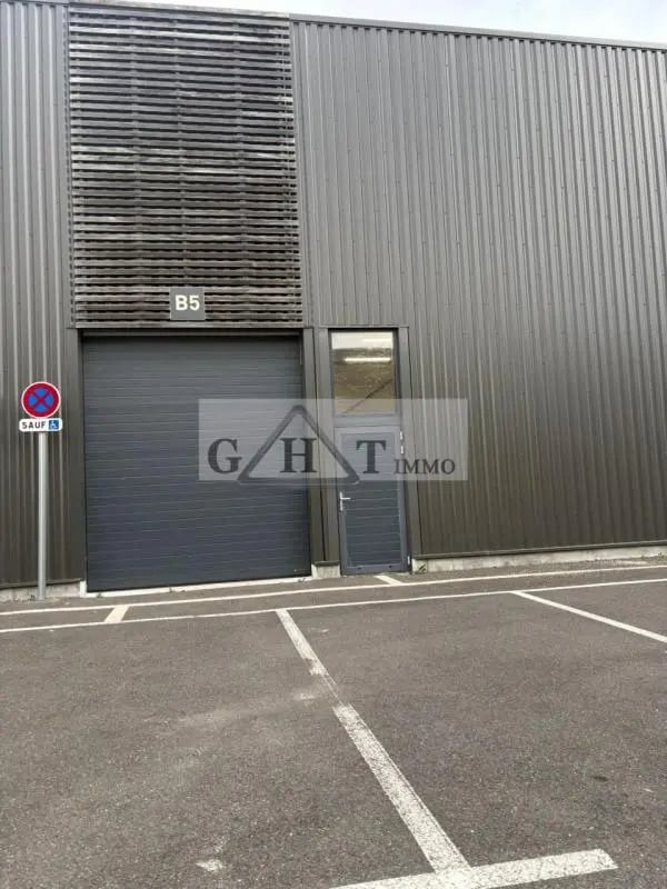Industrial in Saint-Fargeau-Ponthierry for sale Building Photo- Image 1 of 5
