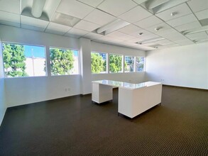 6565 W Sunset Blvd, Hollywood, CA for rent Interior Photo- Image 2 of 8