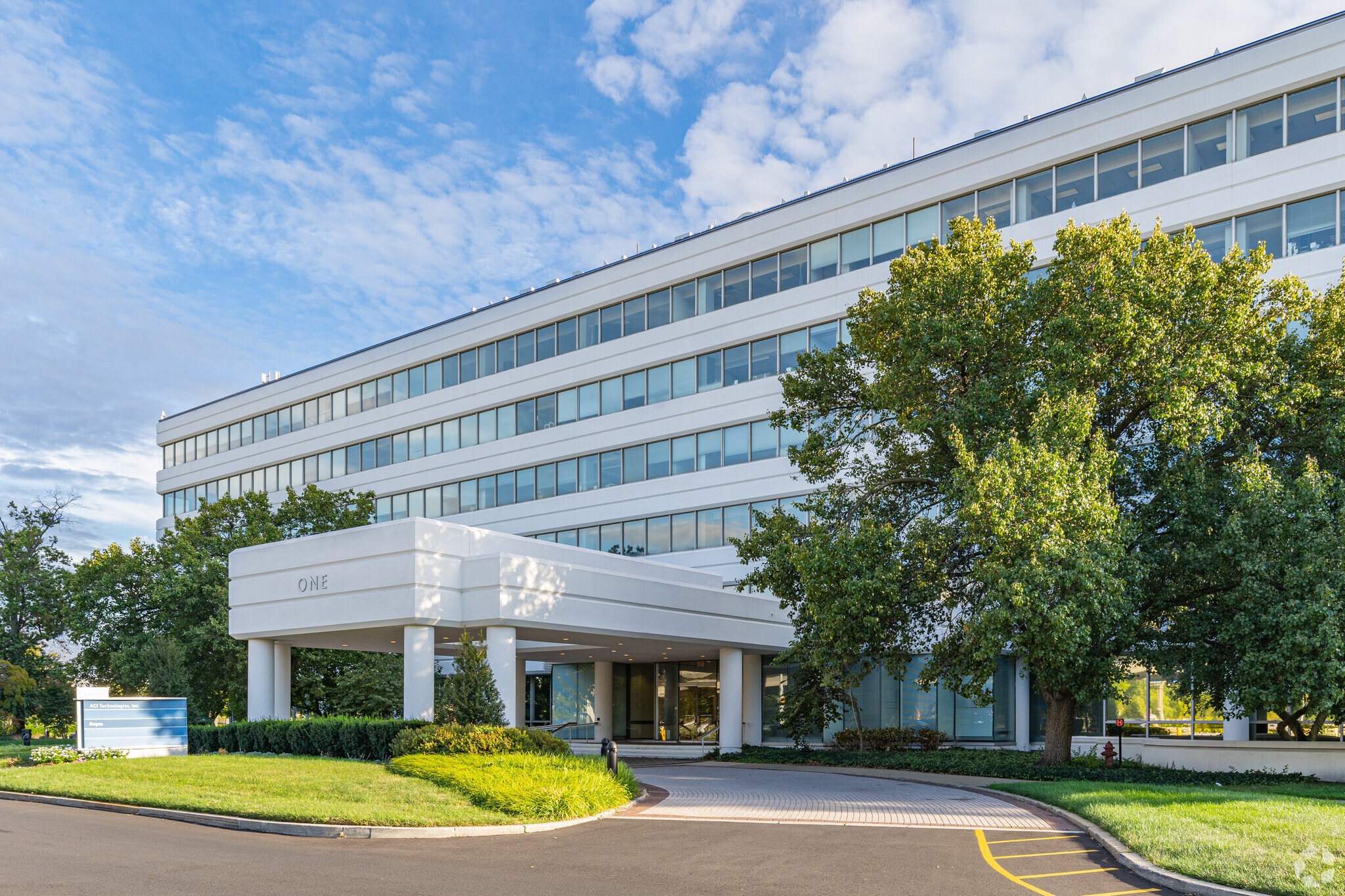 1 International Plz, Philadelphia, PA for rent Building Photo- Image 1 of 15