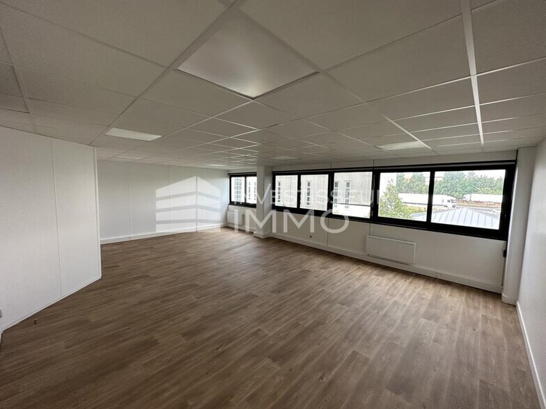 Office in Bourg La Reine to rent - Interior Photo - Image 2 of 6