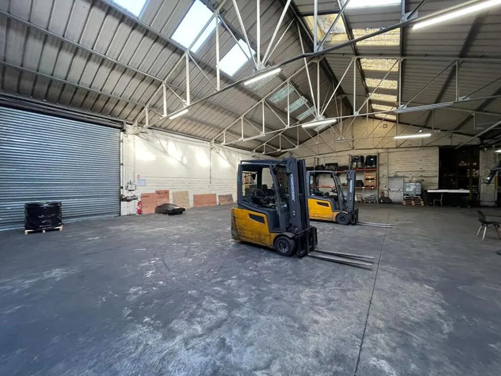 Location Entrepôt 1 000 m² - Photo 1