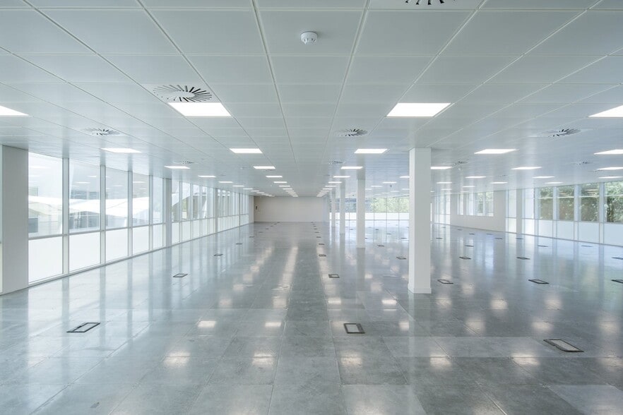 17 Bartley Way, Hook to rent - Building Photo - Image 2 of 13