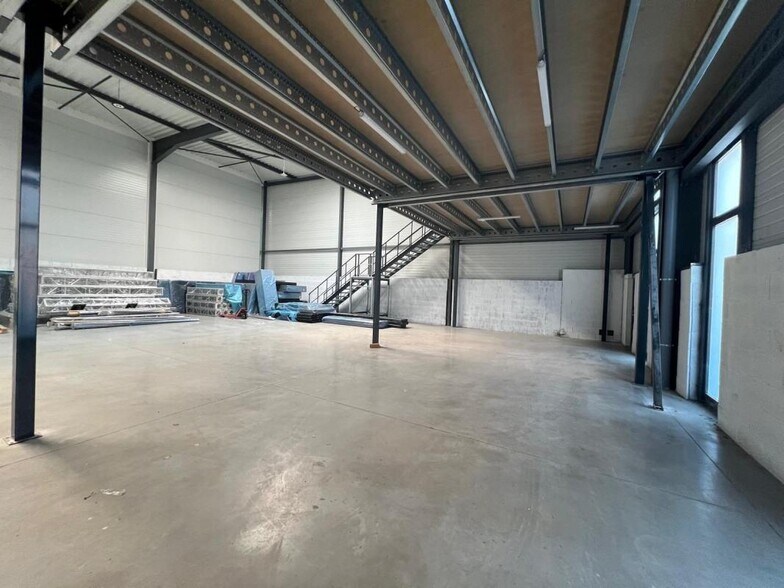 Light Industrial in Villefontaine to rent - Interior Photo - Image 3 of 3