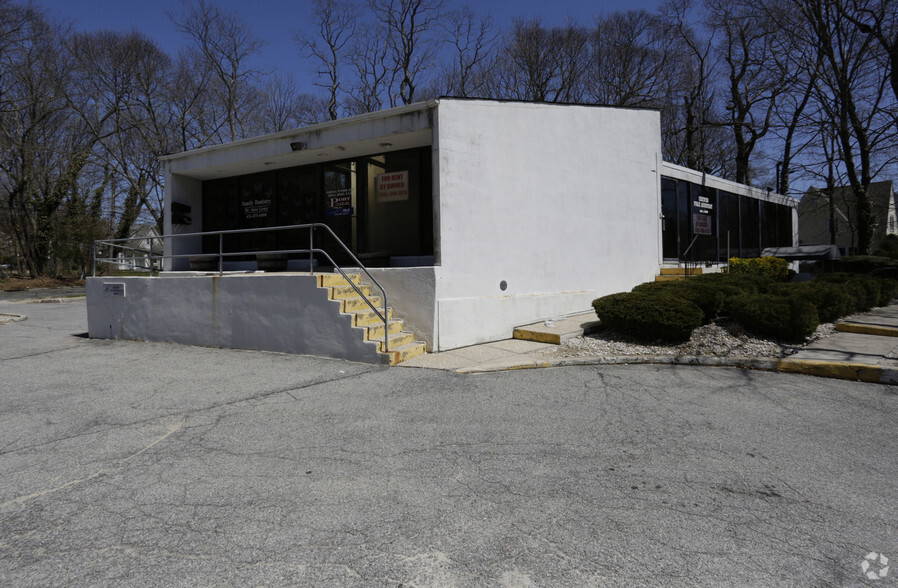 111 N Country Rd, Port Jefferson, NY for sale - Building Photo - Image 1 of 7