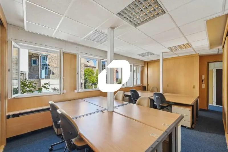 Office in Colombes to rent Interior Photo- Image 1 of 18