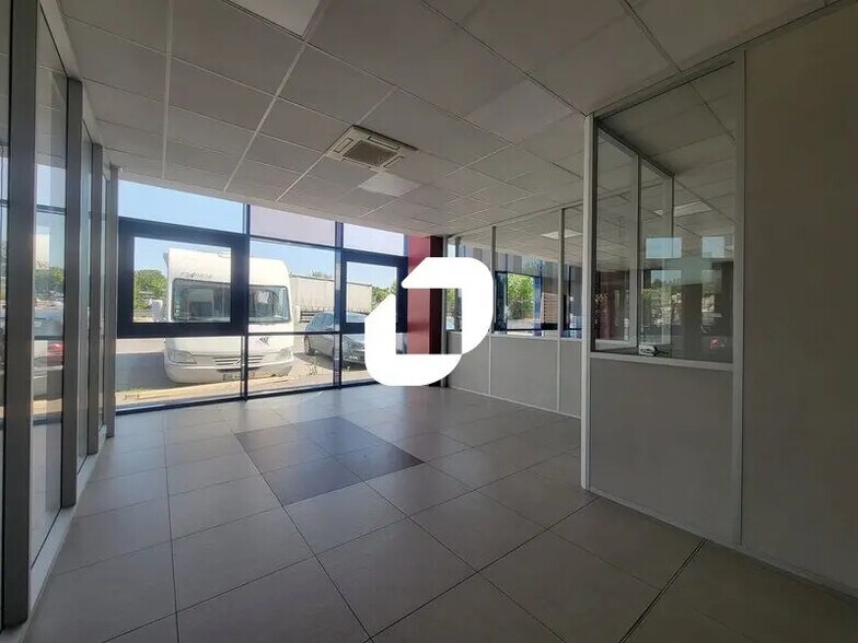 Office in Chilly-Mazarin to rent - Interior Photo - Image 3 of 7