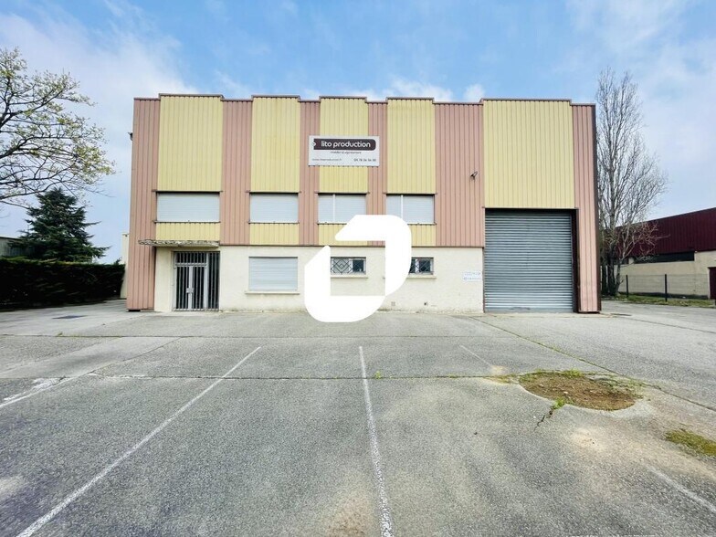 Light Industrial in Chassieu to rent - Building Photo - Image 2 of 10