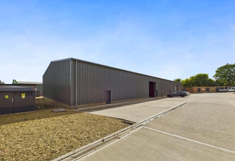 Eastern Way, Heath And Reach to rent - Building Photo - Image 3 of 9