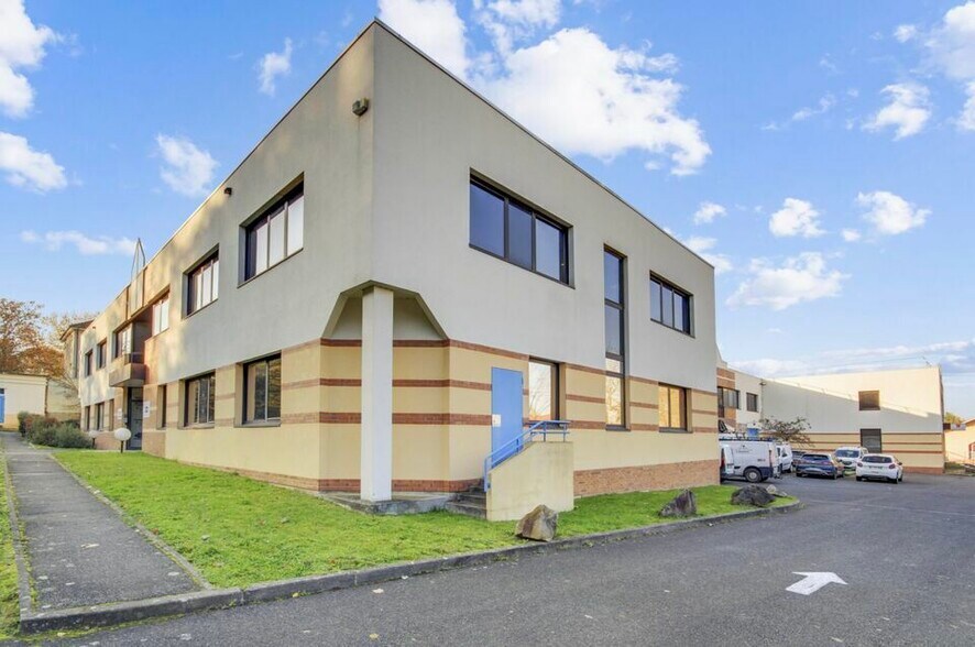 65 Avenue Du General De Gaulle, Champs-sur-Marne to rent - Building Photo - Image 3 of 11