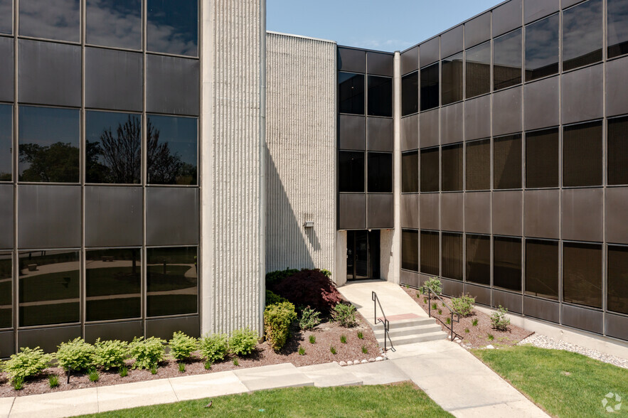 1100 Jorie Blvd, Oak Brook, IL for rent - Building Photo - Image 2 of 7