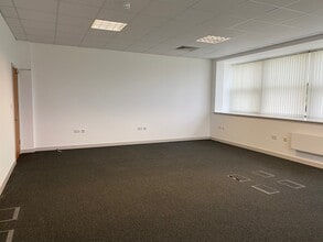 Burnbrae Rd, Linwood to rent Interior Photo- Image 2 of 3