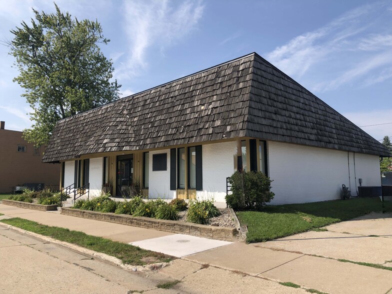 1013 N Main St, Oshkosh, WI for rent - Building Photo - Image 1 of 28